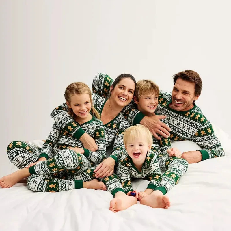 Grön pepparkaks-pyjamas till jul