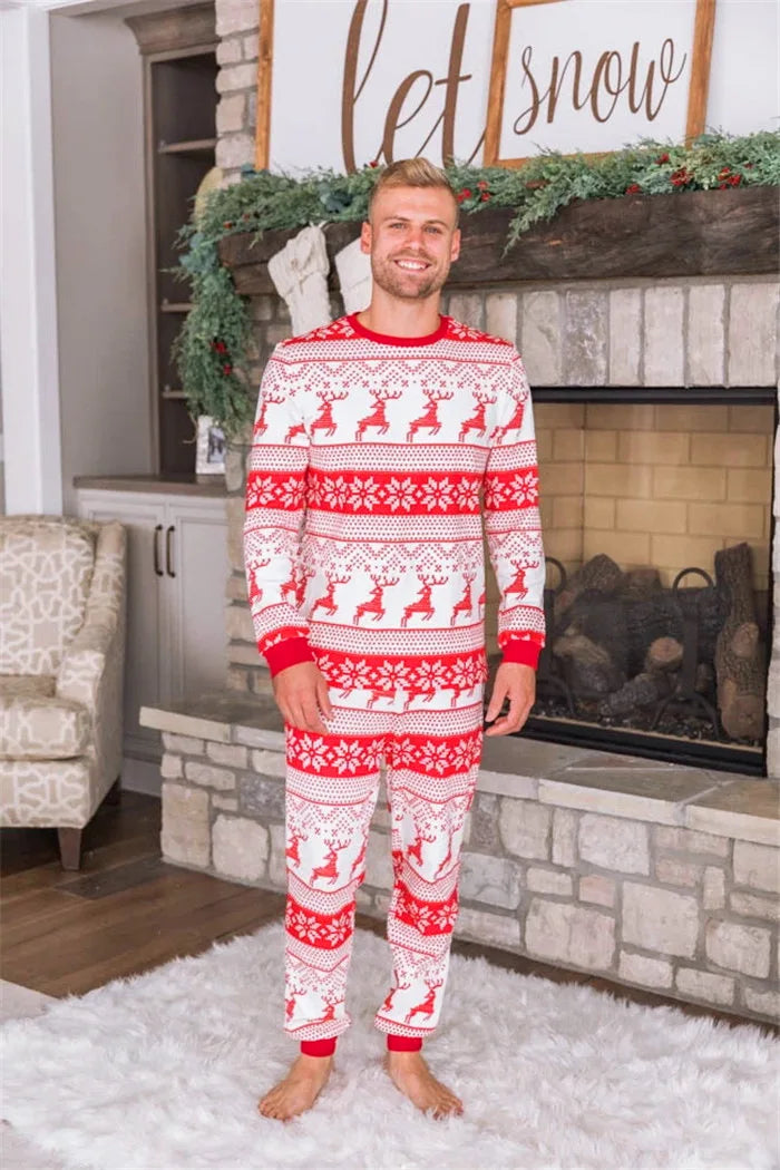 Matchande julpyjamas för hela familjen