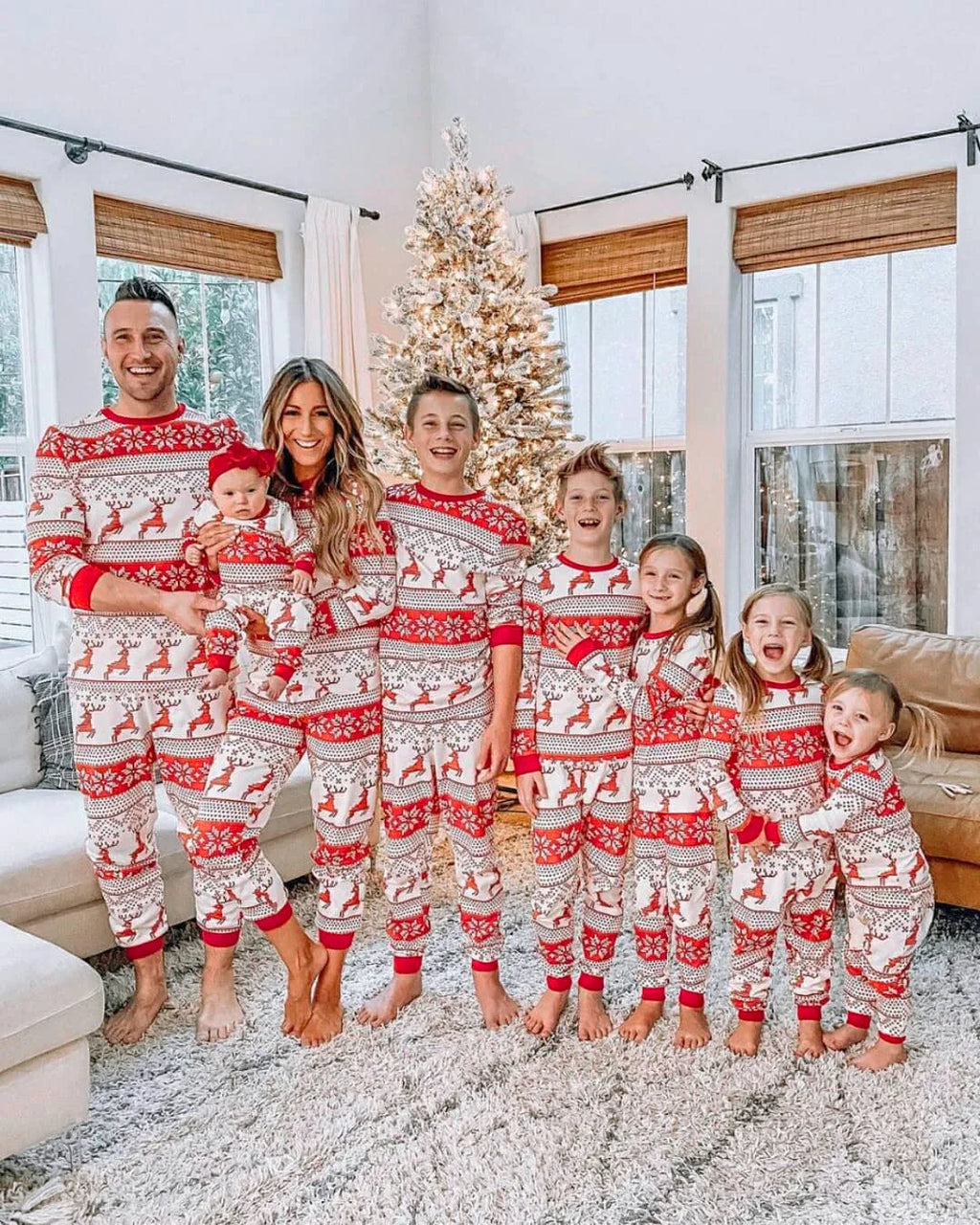 Matchande julpyjamas för hela familjen