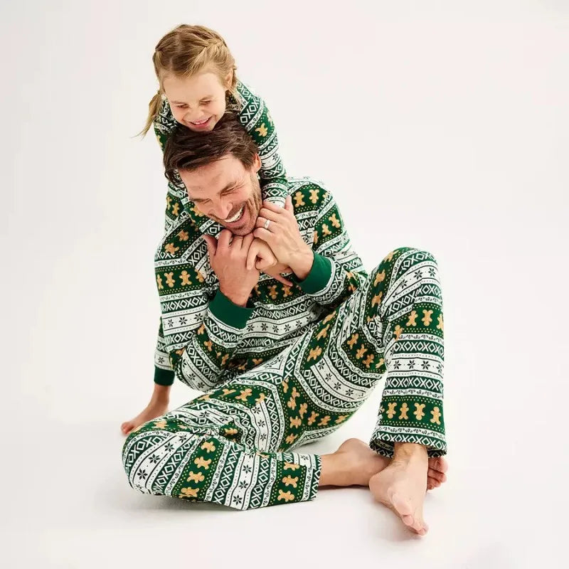 Grön pepparkaks-pyjamas till jul