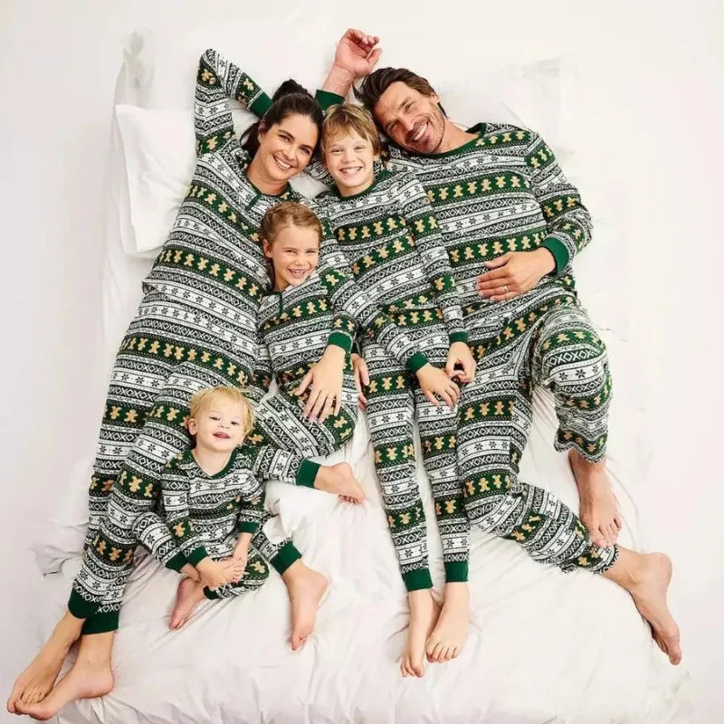 Grön pepparkaks-pyjamas till jul